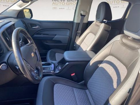 Used 2022 Chevrolet Colorado Z71 AWD/4WD image 9