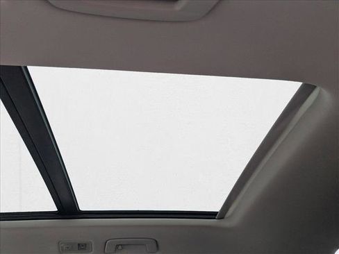 New 2025 Volkswagen Taos SE image 18