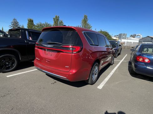 Used 2025 Chrysler Pacifica Select AWD/4WD image 4
