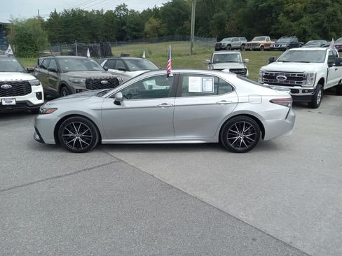 Used 2022 Toyota Camry SE FWD image 4