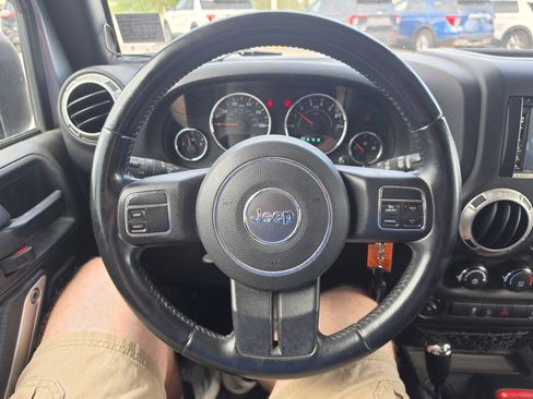 Used 2018 Jeep Wrangler Unlimited Sahara AWD/4WD image 14