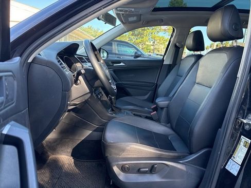 Used 2020 Volkswagen Tiguan SE w/ Panoramic Sunroof Package image 5