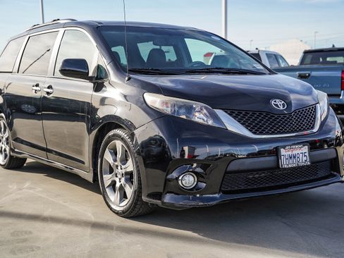 Used 2014 Toyota Sienna SE image 3