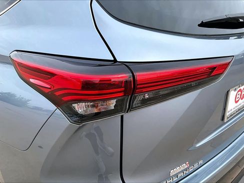 Used 2020 Toyota Highlander Limited FWD image 29