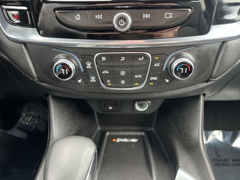 Used 2023 Chevrolet Traverse LT image 20