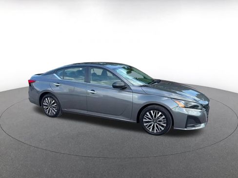 Used 2025 Nissan Altima 2.5 SV FWD image 2
