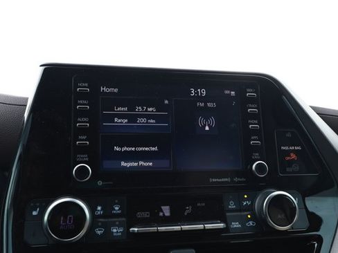 Used 2022 Toyota Highlander XLE FWD image 16