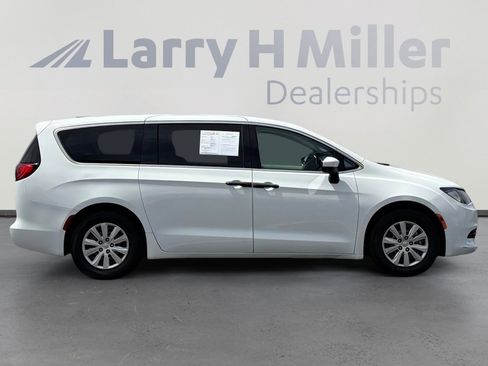 Used 2020 Chrysler Voyager L FWD image 7