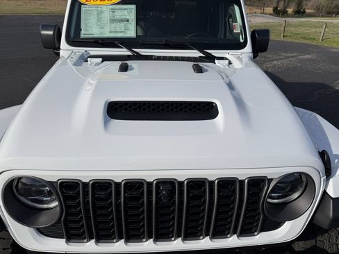 New 2026 Jeep Gladiator Mojave w/ Technology Group AWD/4WD image 4