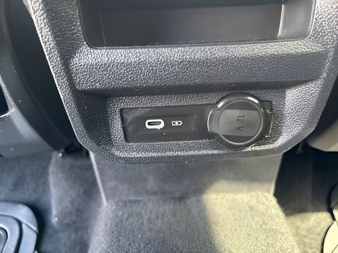 Used 2022 Volkswagen Tiguan SE image 32