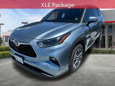 Used 2021 Toyota Highlander XLE AWD/4WD image 3