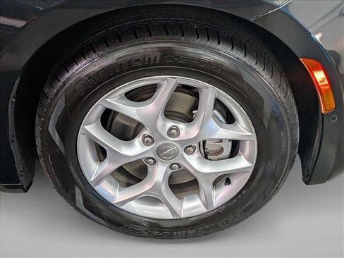 Used 2017 Chrysler Pacifica Touring-L Plus FWD image 30