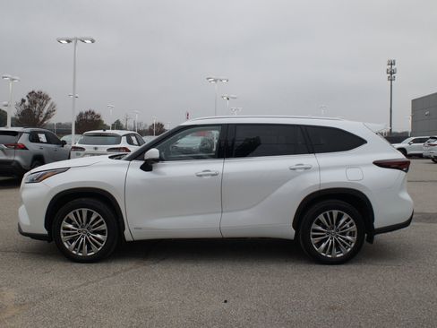 Used 2025 Toyota Highlander Platinum image 13