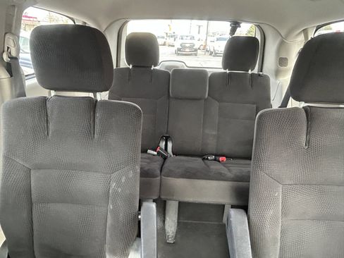 Used 2017 Dodge Grand Caravan SE w/ UConnect Hands-Free Group image 10
