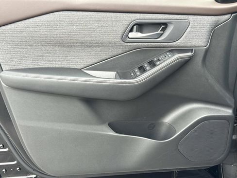 Used 2023 Nissan Rogue SV image 17