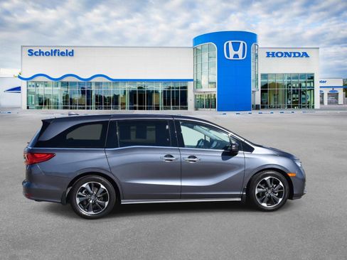 Used 2023 Honda Odyssey Elite image 2