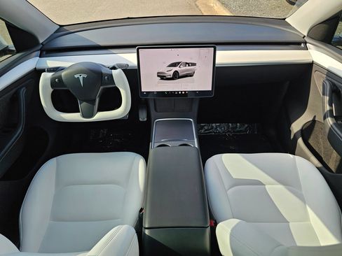 Used 2024 Tesla Model Y Long Range AWD/4WD image 19