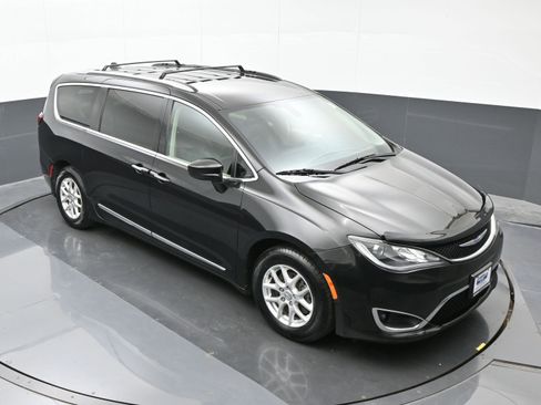 Used 2020 Chrysler Pacifica Touring-L image 30