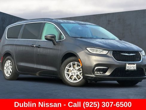 Used 2022 Chrysler Pacifica Touring-L FWD image 2
