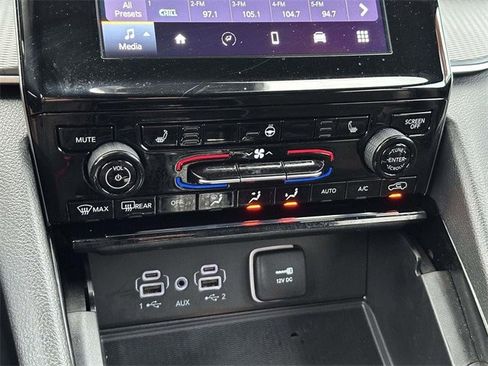 Used 2023 Jeep Grand Cherokee Altitude image 11