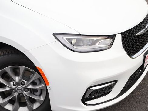 New 2026 Chrysler Pacifica Select image 2