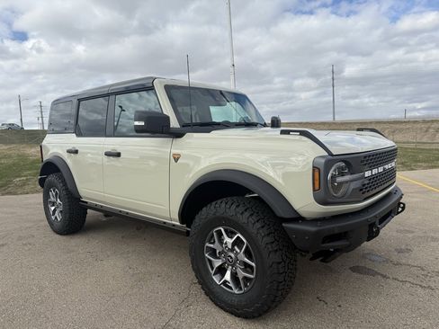 New 2025 Ford Bronco Badlands image 2