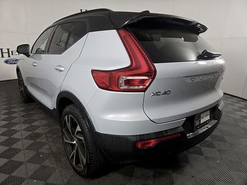 Used 2022 Volvo XC40 T4 R-Design image 7