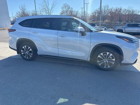 Used 2024 Toyota Highlander XLE image 4