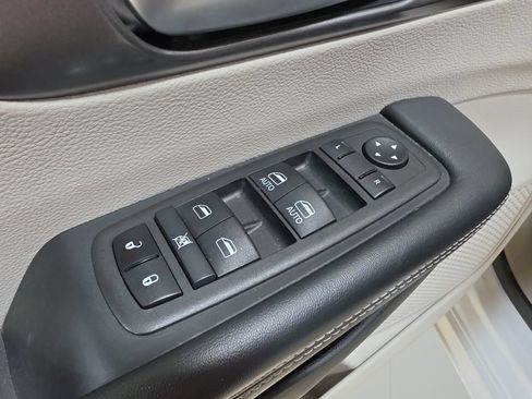 Used 2024 Chrysler Pacifica Limited FWD image 11