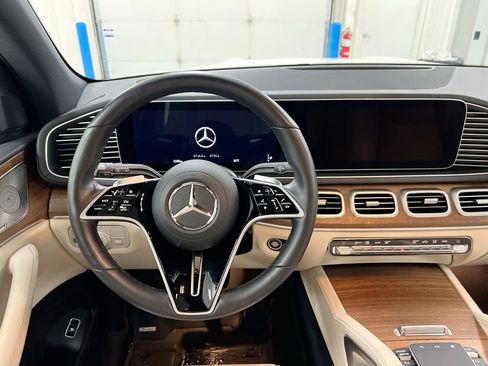 Used 2025 Mercedes-Benz GLS 450 4MATIC image 11