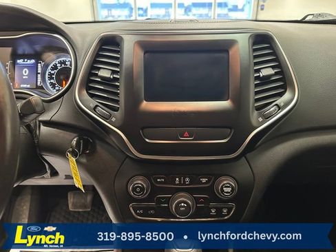 Used 2019 Jeep Cherokee Latitude w/ Cold Weather Group image 10