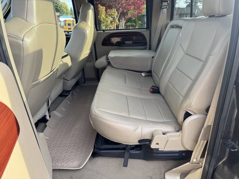 Used 2006 Ford F350 Lariat image 12