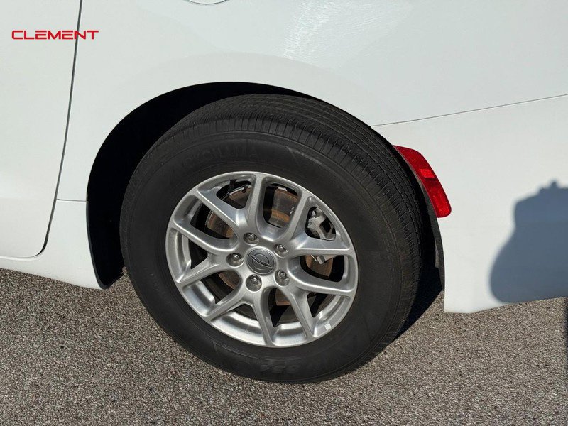 Used 2023 Chrysler Voyager LX FWD image 4