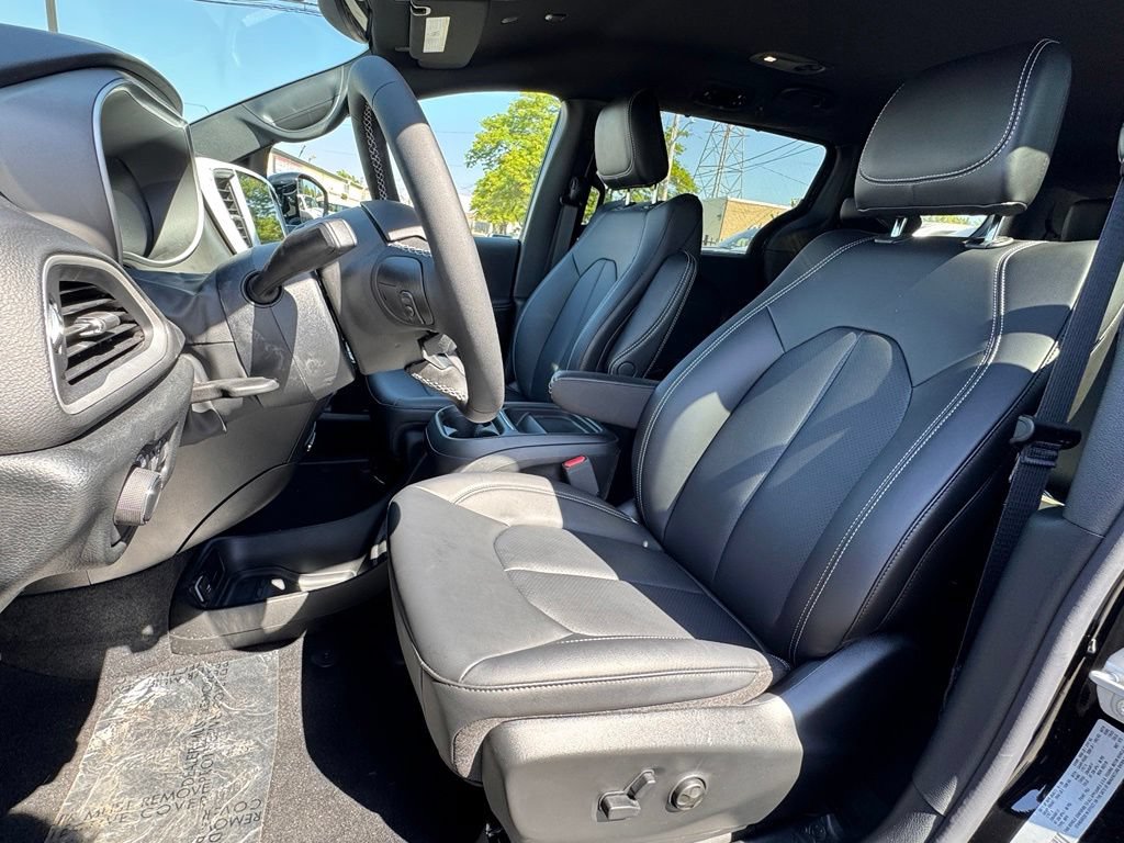 Used 2027 Chrysler Pacifica Select FWD image 13