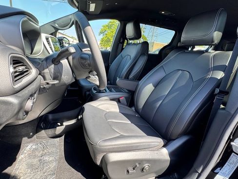 Used 2027 Chrysler Pacifica Select FWD image 13