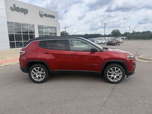 Used 2025 Jeep Compass Limited AWD/4WD image 2