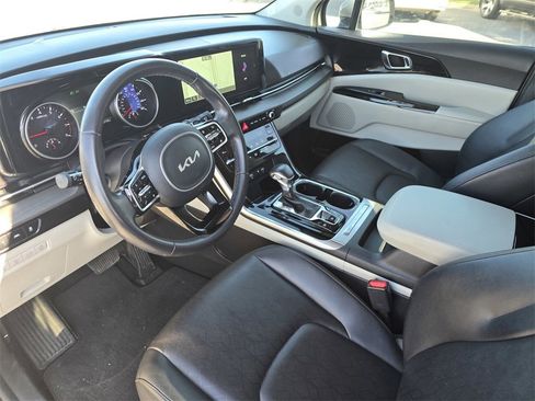 Used 2023 Kia Carnival EX image 20
