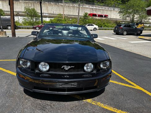 Used 2005 Ford Mustang GT RWD image 2