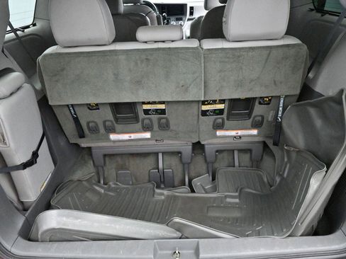 Used 2017 Toyota Sienna XLE w/ XLE Navigation Package FWD image 9