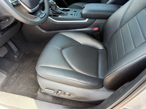 Used 2024 Toyota Highlander XLE AWD/4WD image 16