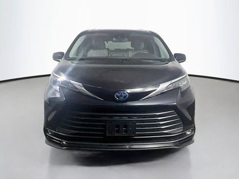 Used 2025 Toyota Sienna XLE FWD image 2
