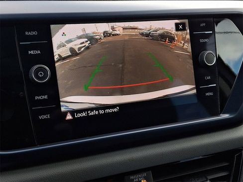 Certified 2022 Volkswagen Taos SE w/ Panoramic Sunroof Package image 18