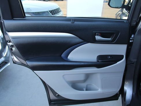 Used 2018 Toyota Highlander XLE image 23