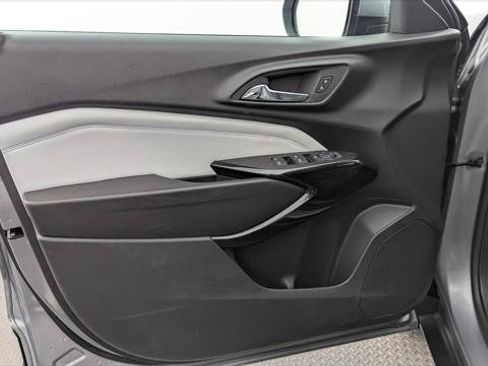 Used 2025 Chevrolet Trax LT FWD image 13