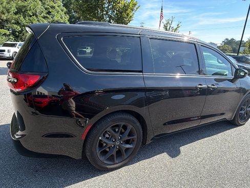 Used 2025 Chrysler Pacifica Limited FWD image 8