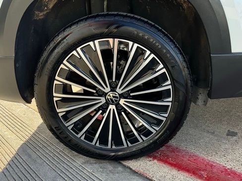 Used 2025 Volkswagen Taos SE image 9