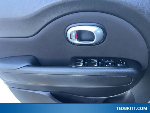 Used 2018 Kia Soul image 32