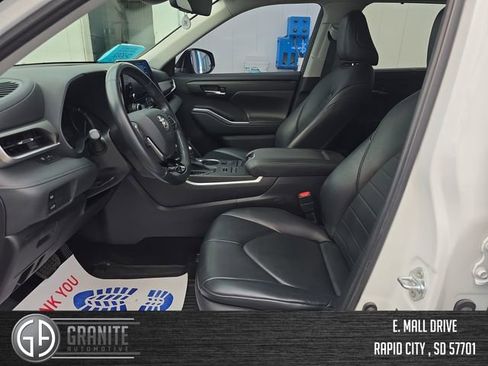 Used 2021 Toyota Highlander XLE image 9