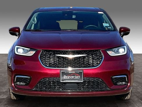 Used 2023 Chrysler Pacifica Touring-L image 5