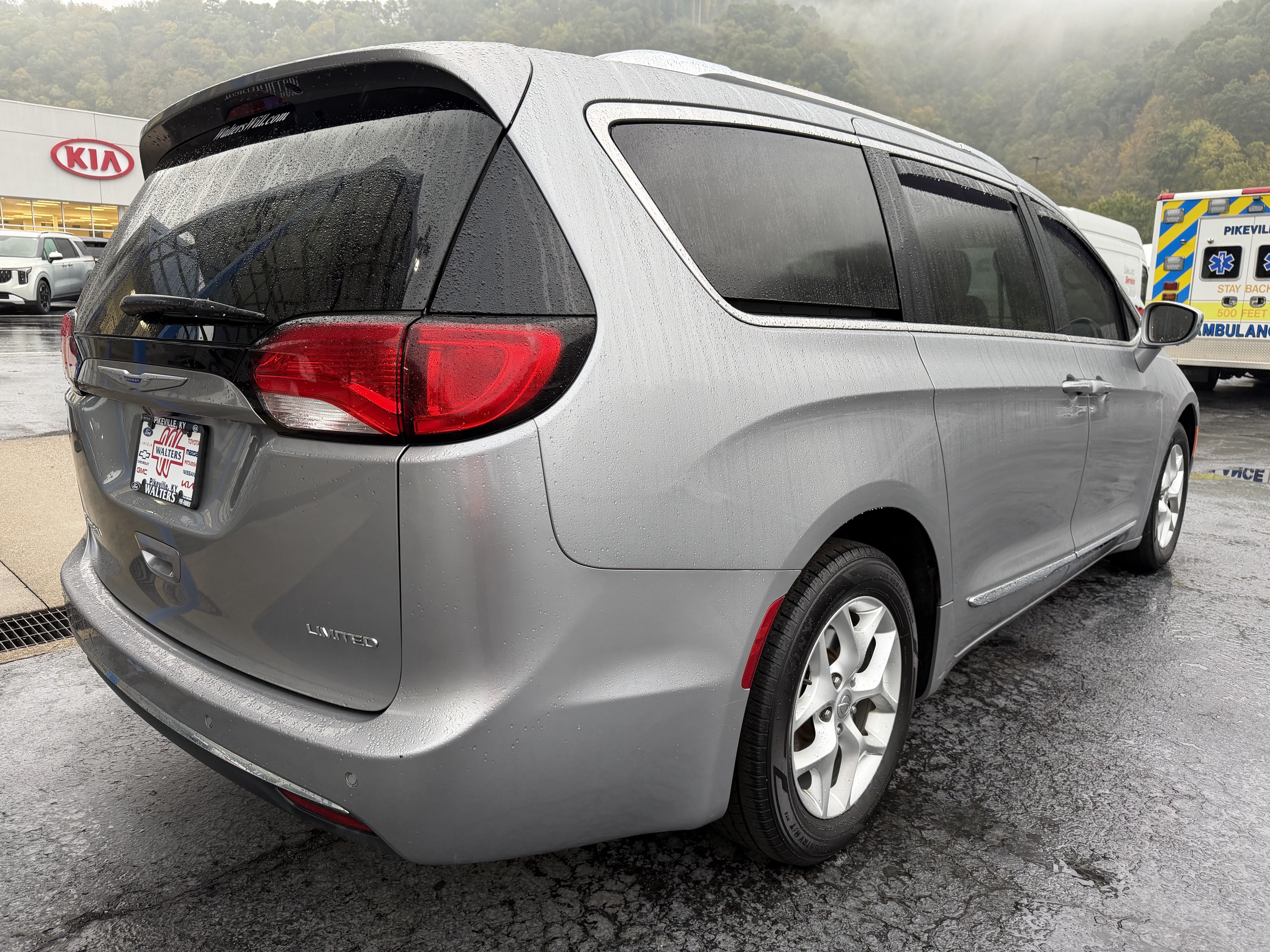 Used 2020 Chrysler Pacifica Limited FWD image 7